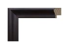 Moldura modelo 028-026 fabricada en madera de pino finger con acabado en color wengué aplicado en película. Moldura de perfil redondeado, ideal para enmarcar fotografías o láminas con un estilo cálido y elegante