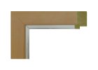 Moldura amarilla nácar 059-021 fabricada en madera de ayous con filo plata. Moldura de acabado suave y satinado con un delicado tono nácar amarillo, ideal para aportar luminosidad y elegancia a cualquier decoración.