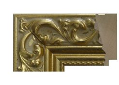 Moldura oro clásica 070-005, fabricada en madera de ayous. Moldura labrada con diseño ornamental en acabado dorado, ideal para enmarcar obras de arte, espejos o fotografías con un estilo elegante y tradicional
