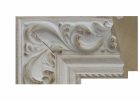 Moldura clásica blanca decapé 070-030, fabricada en madera de ayous. Moldura labrada con relieves ornamentales y acabado blanco envejecido, ideal para enmarcar espejos, cuadros o fotografías con un estilo vintage y elegante.
