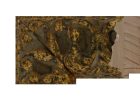 Moldura barroca dorada de madera de pino finger modelo 099-005 con acabado envejecido y relieve clásico ornamental. Moldura decorativa de estilo barroco ideal para cuadros, espejos o fotografías elegantes.