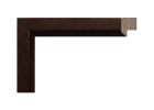 Moldura color wengué fabricada en madera de pino, modelo 117-026. Moldura de líneas rectas y acabado oscuro elegante, ideal para enmarcar fotografías, láminas o cuadros. Su tono profundo y natural aporta sofisticación y calidez a espacios contemporáneos o minimalistas.