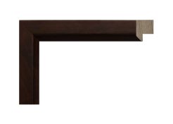 Moldura color wengué fabricada en madera de pino, modelo 117-026. Moldura de líneas rectas y acabado oscuro elegante, ideal para enmarcar fotografías, láminas o cuadros. Su tono profundo y natural aporta sofisticación y calidez a espacios contemporáneos o minimalistas.