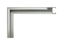 Moldura de aluminio integral color plata brillo, modelo 123-027. Moldura metálica ligera y resistente, ideal para cuadros, fotografías o diplomas. Su acabado brillante aporta luminosidad y un estilo moderno, perfecto para espacios contemporáneos y profesionales.