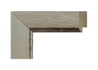 Moldura de madera de ayous con acabado que imita arpillera beige y filo interior en color plata, modelo 131-098. Moldura decorativa con textura grabada y detalle metálico, ideal para cuadros, láminas o espejos. Su diseño une lo natural con un toque elegante y contemporáneo.