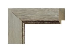 Moldura de madera de ayous con acabado que imita arpillera beige y filo interior en color plata, modelo 131-098. Moldura decorativa con textura grabada y detalle metálico, ideal para cuadros, láminas o espejos. Su diseño une lo natural con un toque elegante y contemporáneo.