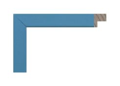 Moldura color celeste, modelo 239-074. Fabricada en madera de pino Finger Joint con acabado satinado y superficie lisa. Su tono celeste claro aporta frescura, calma y un aire moderno, ideal para enmarcar fotografías, láminas o ilustraciones en espacios luminosos, infantiles o de estilo nórdico.