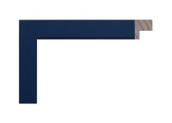 Moldura color azul, modelo 239-075. Fabricada en madera de pino Finger Joint con acabado satinado y superficie lisa. Su tono azul intenso aporta elegancia, serenidad y estilo contemporáneo, ideal para enmarcar fotografías, ilustraciones o láminas en espacios modernos, juveniles o de inspiración marinera.