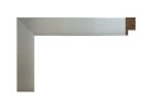 moldura 241 087 - Molduras Salas Moldura color plata satinada, modelo 241-087. Fabricada en madera de pino finger con un acabado metálico elegante y moderno. Su superficie satinada aporta un brillo sutil que realza las obras, fotografías o láminas, aportando un toque contemporáneo y sofisticado. Ideal para interiores modernos, minimalistas o de estilo industrial.
