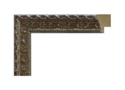 Marco de madera de ayous con acabado plata labrada, modelo 291-098. Moldura con relieves decorativos de estilo barroco que incluyen motivos florales y trenzados, con un elegante efecto envejecido en tono plateado. Ideal para enmarcar cuadros, espejos o fotografías, aportando un toque clásico y refinado.