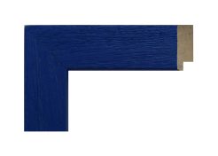 Moldura de madera de Ayous color azul rústica, modelo 310-075. Moldura con textura rugosa y acabado mate que resalta las vetas naturales de la madera, aportando carácter y profundidad. Ideal para enmarcar fotografías, láminas o cuadros con un estilo moderno y elegante.