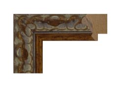 Moldura de madera de ayous color oro con diseño barroco, modelo 323-005. Moldura decorativa con relieves tallados y acabado envejecido en tonos dorados y grisáceos, ideal para enmarcar obras de arte clásicas, espejos o retratos. Aporta un estilo elegante y tradicional a cualquier ambiente.