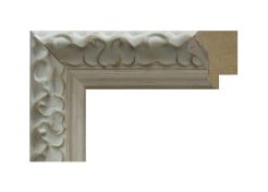 Moldura de madera de ayous color blanco con relieve labrado, modelo 323-030. Moldura decorativa de estilo barroco con acabado envejecido en blanco roto, ideal para enmarcar espejos, láminas o fotografías con un toque clásico y elegante. Perfecta para interiores luminosos, rústicos o vintage.