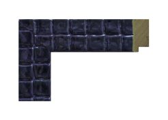 Moldura de madera de pino finger color morado brillo, modelo 325-044. Moldura decorativa con superficie texturizada y acabado lacado brillante en tono violeta oscuro, ideal para enmarcar espejos, láminas o fotografías con un estilo moderno y elegante. Aporta un toque sofisticado y contemporáneo a cualquier espacio.