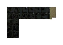 Moldura de madera de pino finger color negro brillo, modelo 325-054. Moldura decorativa con textura cuadrada tipo mosaico y acabado lacado brillante en tono negro intenso. Ideal para enmarcar espejos, cuadros o fotografías con un estilo moderno, elegante y de alto contraste.