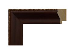 Moldura de madera de ayous color nogal con filo dorado, modelo 329-025. Moldura elegante con acabado satinado en tono marrón oscuro y detalle decorativo dorado en el borde exterior. Ideal para enmarcar obras clásicas, retratos o espejos, aportando calidez y un toque de distinción tradicional.