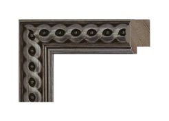 Moldura labrada color plata barroca modelo 335-098. Moldura de madera de pino finger con diseño tallado en relieve y acabado plateado envejecido. Ideal para enmarcar fotografías, cuadros o espejos, aportando un estilo clásico y elegante con reflejos metálicos que iluminan el entorno.