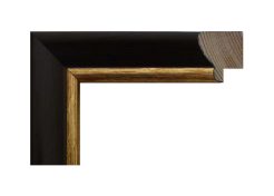 Moldura nogal oscura con filo oro modelo 367-151. Moldura de madera de pino finger con acabado en tono nogal oscuro y elegante filo dorado. Su superficie satinada resalta la calidez natural de la madera, aportando un aire clásico y distinguido. Ideal para enmarcar fotografías, láminas o espejos, combinando a la perfección con ambientes rústicos, tradicionales o de estilo vintage.