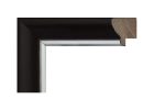 Moldura nogal oscura con filo plata modelo 367-194. Moldura fabricada en madera de pino finger con acabado en tono nogal oscuro y filo interior plateado. Su contraste entre la calidez del nogal y el brillo metálico de la plata aporta un equilibrio elegante y contemporáneo. Ideal para enmarcar fotografías, láminas o espejos en interiores clásicos o modernos.