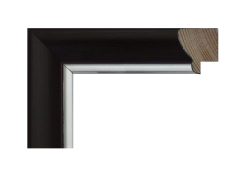 Moldura nogal oscura con filo plata modelo 367-194. Moldura fabricada en madera de pino finger con acabado en tono nogal oscuro y filo interior plateado. Su contraste entre la calidez del nogal y el brillo metálico de la plata aporta un equilibrio elegante y contemporáneo. Ideal para enmarcar fotografías, láminas o espejos en interiores clásicos o modernos.