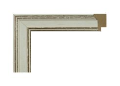 Moldura de madera de ayous en color blanco decapado con acabado envejecido, ideal para enmarcar cuadros, láminas y fotografías aportando un estilo rústico, cálido y decorativo.