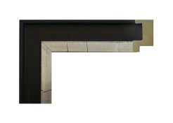 Moldura de madera de ayous en color negro con filo plata envejecida y acabado al agua, ideal para enmarcar cuadros, láminas y fotografías aportando un estilo elegante, moderno y decorativo.