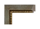 Moldura de madera finger joint en color plata con acabado craquelado y filo interior en color oro, ideal para enmarcar cuadros, láminas y fotografías aportando un estilo clásico y elegante.