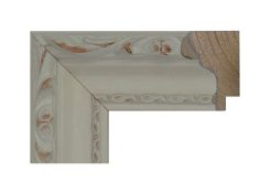 Moldura de madera labrada en acabado blanco decapado, con relieve ornamental clásico y perfil tradicional