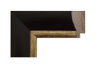 Moldura de madera en color nogal oscuro con acabado liso y filo interior en color oro, de estética elegante y contrastada.