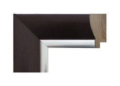 Moldura de madera acabado en nogal oscuro con filo interior en plata, superficie lisa sin textura envejecida, aspecto elegante y contemporáneo.