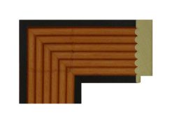 Moldura de madera de ayous con exterior en acabado negro mate y centro en tono bambú miel, con molduras interiores escalonadas que aportan profundidad y un contraste cálido entre el negro y el color miel, superficie lisa y perfil clásico.