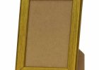 Portafoto modelo 028-005 fabricado en madera de pino finger con acabado en color oro aplicado en película. Diseño clásico con moldura media y soporte trasero abatible, ideal para fotografías o pequeños cuadros