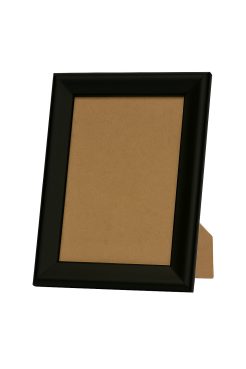 Portafoto modelo 028-054 fabricado en madera de pino finger con acabado negro lacado mate. Diseño con perfil redondeado que aporta elegancia y sencillez, ideal para fotografías o retratos. Incluye soporte trasero para colocar sobre mesa o estantería