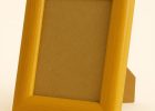 Portafotos amarillo modelo 047-021 fabricado en madera de pino, con acabado liso y tono cálido. Diseño clásico y versátil, ideal para enmarcar fotografías y decorar estanterías, mesas o escritorios