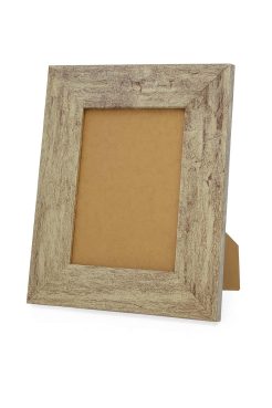 ortafoto 051-098 color plata con acabado mate y superficie plana. Marco de madera de ayous de diseño sencillo y contemporáneo, ideal para enmarcar fotografías con un estilo moderno y elegante.