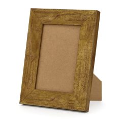 Portafoto 051-144 color oro con acabado mate y moldura plana de madera de ayous. Marco decorativo elegante y versátil, ideal para resaltar fotografías y recuerdos con un toque cálido y sofisticado.