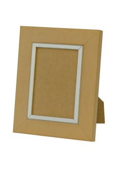 Portafotos 059-021 en color amarillo nácar con filo plata, fabricado en madera de ayous. Marco de diseño elegante y acabado satinado, ideal para resaltar fotografías con un toque luminoso y moderno.