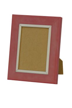 Portafoto rojo nácar 059-032 con filo plata, fabricado en madera de ayous. Marco con acabado brillante en tono rojo nácar y elegante filo plateado interior, ideal para resaltar fotografías con un toque moderno y sofisticado.