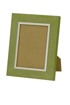 Portafoto verde manzana nácar 059-033 con filo plata, fabricado en madera de ayous. Marco con acabado brillante en tono verde manzana y elegante filo plateado interior, ideal para decorar espacios modernos o resaltar fotografías con un toque fresco y luminoso.
