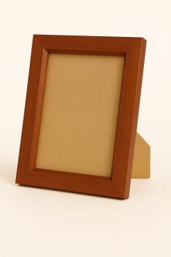 Portafoto color cerezo fabricado en madera de pino finger, modelo 117-008. Marco de líneas rectas y acabado natural, ideal para colocar fotografías o retratos en mesas, estanterías o escritorios. Diseño sencillo y cálido que aporta elegancia y naturalidad a cualquier ambiente.