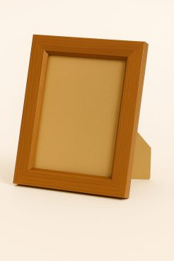 Portafoto color miel fabricado en madera de pino finger, modelo 117-023. Marco de líneas rectas con acabado natural, ideal para fotografías o retratos. Su tono cálido combina fácilmente con diferentes estilos de decoración, aportando un toque acogedor y elegante a cualquier espacio.