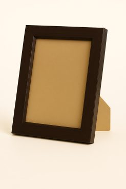 Portafoto color wengué fabricado en madera de pino finger, modelo 117-026. Marco de líneas rectas y acabado oscuro elegante, ideal para fotografías, retratos o láminas decorativas. Su diseño moderno y sobrio se adapta perfectamente a cualquier estancia del hogar u oficina.