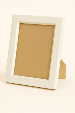 Portafoto blanco, modelo 117-030, fabricado en madera de pino finger. Marco de líneas rectas y acabado liso, ideal para fotografías o retratos. Su diseño moderno y minimalista aporta luminosidad y combina fácilmente con cualquier estilo decorativo, tanto clásico como contemporáneo.
