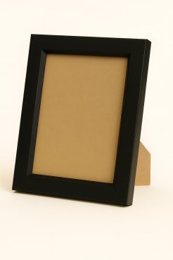 Portafoto negro lacado, modelo 117-054, fabricado en madera de pino finger. Marco elegante y contemporáneo con acabado mate, ideal para fotografías, retratos o láminas decorativas. Su diseño sobrio y moderno se adapta a cualquier espacio, aportando contraste y estilo.