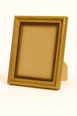 Portafoto de madera en acabado oro con filo de bolas, modelo 170-005. Fabricado en pino finger con un elegante diseño clásico y textura craquelada. Su marco dorado envejecido resalta el brillo de las fotografías y añade un toque sofisticado a cualquier ambiente tradicional o vintage.