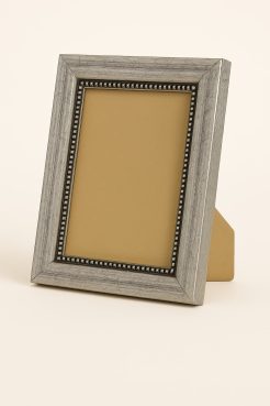 Portafoto de madera en acabado plata con filo de bolas, modelo 170-098. Fabricado en pino finger con textura craquelada y efecto envejecido que aporta un estilo clásico y elegante. Ideal para fotografías o láminas, perfecto para ambientes sofisticados o decoraciones vintage.