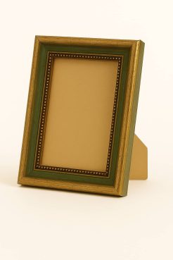 Portafoto de madera con acabado oro y centro verde, modelo 170-172. Fabricado en pino finger con textura craquelada y filo de bolas decorativo. Su diseño clásico combina el dorado envejecido con el verde profundo, ideal para realzar fotografías o láminas en ambientes elegantes, vintage o rústicos.