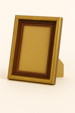 Portafoto de madera con acabado oro y centro rojo, modelo 170-173. Fabricado en pino finger con textura craquelada y elegante filo de bolas. Su combinación de dorado envejecido y rojo burdeos aporta un toque clásico y cálido, ideal para decorar interiores con estilo vintage o tradicional.