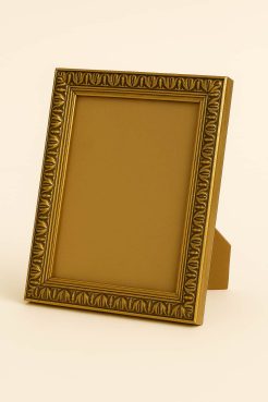 Portafoto barroco color oro, modelo 185-005. Marco decorativo de sobremesa fabricado en madera de pino finger, con diseño tallado clásico y acabado en película dorada envejecida. Su estilo elegante y ornamental es ideal para resaltar fotografías, retratos o láminas, aportando un toque sofisticado y atemporal a cualquier espacio.