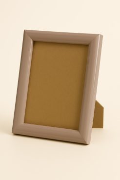 Portafoto color rosa brillo, modelo 196-017. Fabricado en madera de Ayous forrada en aluminio con acabado lacado de alto brillo. Su diseño moderno de líneas redondeadas y superficie pulida aporta un toque elegante y contemporáneo, ideal para decorar espacios luminosos, dormitorios juveniles o ambientes de estilo moderno.